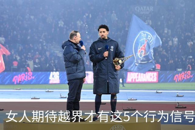 女人期待越界才有这5个行为信号：第一个最隐蔽默许你的触碰超时